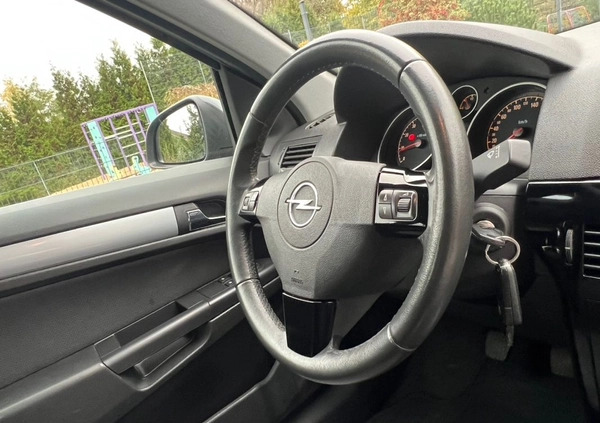 Opel Astra cena 17999 przebieg: 202194, rok produkcji 2010 z Warka małe 781